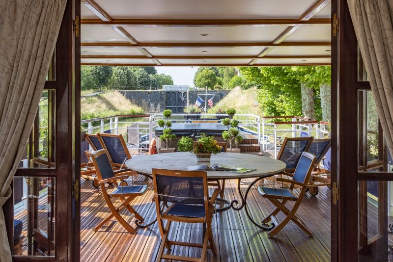 CRUCEROS FLUVIALES CANALES DE FRANCIA LA RENAISSANCE CRUCEROS CANAL DE BRIARE CANAL LATERAL A LA LOIRE CRUCEROS VALLE DEL LOIRA CROISIERES FRANCE BARCAZAS DE LUJO CANALES DE FRANCIA CRUCEROS FAMILIA CRUCEROS EN GRUPO CRUCEROS DE LUJO CRUCEROS PRIVADOS HOTEL BARGE LUXURY CRUISES